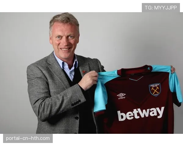 镜头捕捉到伯恩茅斯教练席频繁使用平板电脑调取实时攻防数据 镜头捕捉到伯恩茅斯教练席频繁使用平板电脑调取实时攻防数据